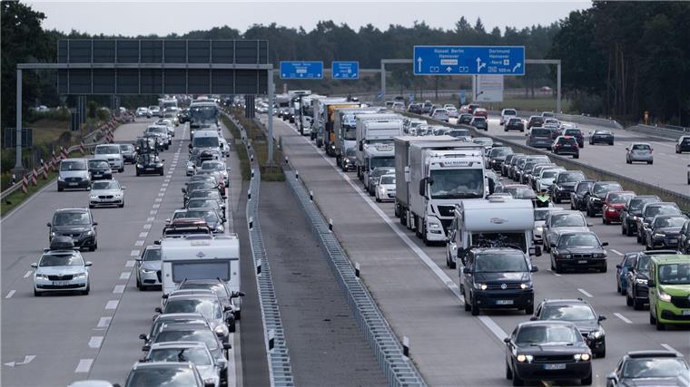 Ferienverkehr sorgt für Staus im Norden Alle Bundesländer haben Sommerferien, auf den Autobahnen in Richtung Norden bilden sich lange Staus. (Symbolbild)