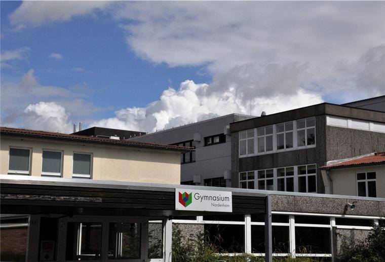 Nur im Klassenaum ohne Maske Alle drücken die Daumen, dass sich keine dunklen Corona-Wolken über dem Nordenhamer Gymnasium zusammenbrauen werden. Am Donnerstag beginnt der Schulbetrieb wieder. Erstmals seit fast einem halben Jahr werden wieder alle Schülerinnen und Schüler fünf Tage in der Woche die gesamte Schulzeit am Unterricht teilnehmen.