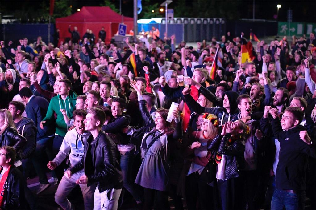 Alle Fans rissen die Arme hoch...
