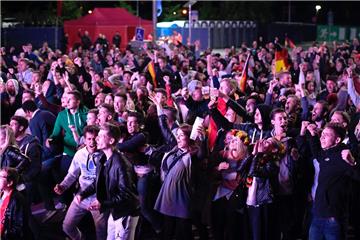 Alle Fans rissen die Arme hoch...