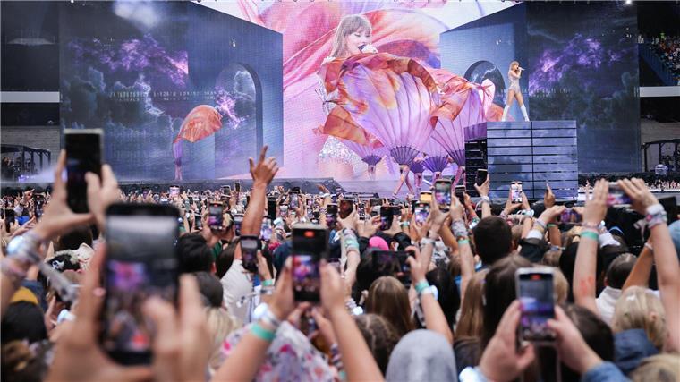 Taylor Swift in Hamburg: „Swifties“ feiern perfekte Show im Regen Alle Handys hoch: Den Auftritt des Weltstars in Hamburg wollen alle Fans auf Video festhalten.