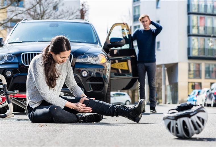 Erste Hilfe: Angst vor der Ansteckung Alle im Straßenverkehr sind verpflichtet, bei einem Unfall Erste Hilfe zu leisten. Daran ändert auch die Corona-Pandemie nichts. Doch wie bringt man sich selbst nicht unnötig in Gefahr?