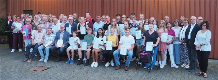 Kreis Cuxhaven zeichnet erfolgreiche Sportler und Ehrenamtliche aus Alle in Elmlohe geehrten Sportler und Ehrenamtliche.