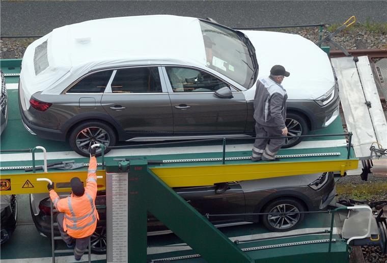 Massentestung am Bremerhavener BLG-Autoterminal Alle Mitarbeiter kommen heute nur mit einem negativen Schnelltest auf den BLG-Autoterminal. So soll ein Corona-Ausbruch eingedämmt werden. Foto: Scheer