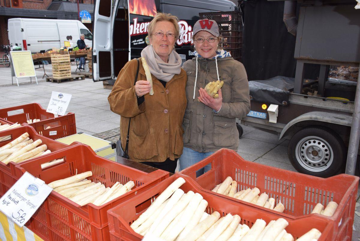 Alle wollen die weißen Stangen haben: Kristin Ahlers (rechts) begrüßt viele Wochenmarktbesucher am Spargelstand des Früchtehofs Schindler aus der Nähe von Nordholz.