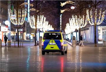 Ein Polizeiauto steht in einer Fußgänger in Niedersachsen. 