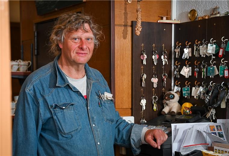 Corona-Krise: Hoteliers sind (fast) allein in ihren Häusern Alle Zimmerschlüssel hängen an ihren Haken, diese Nacht war kein Gast da: Wolfgang Turkowsky vom „Hotel an der Karlstadt“ betreut aktuell ein leeres Hotel.
