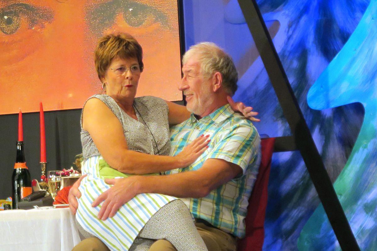 Neues Stück der Niederdeutschen Bühne Nordenham bietet Mordsspaß Alle zwei Jahre braucht die männermordende Carmen Wolf (Renate Brüggemann) einen neuen Liebhaber. Noch ahnt ihr derzeitiger Partner Bernie (Rolf Warnke) nicht, dass sein Ende naht.