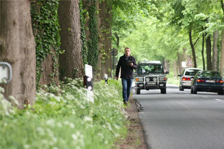 Alleenforscher Ansgar Hoppe erfasst in einem Projekt die Alleen in Niedersachsen, besuchte dafür kürzlich den Kreis Cuxhaven und entdeckte hier die Straße „Dünenfähr“.  