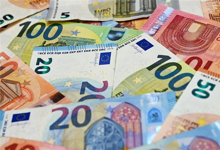Bremen plant drei Milliarden Euro zur Krisenbewältigung ein Eurobanknoten liegen auf einem Tisch