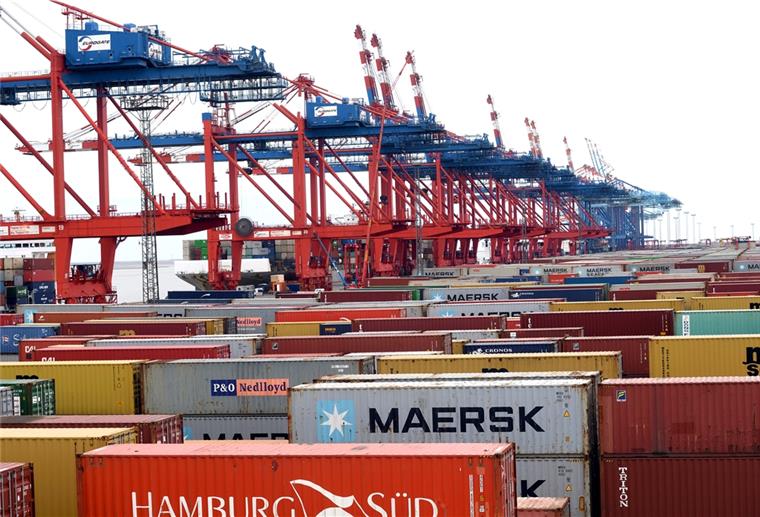 Bremerhaven: Angst um die Jobs im Hafen Allein in Bremerhaven soll Eurogate 41 Millionen Euro bis 2024 einsparen.
