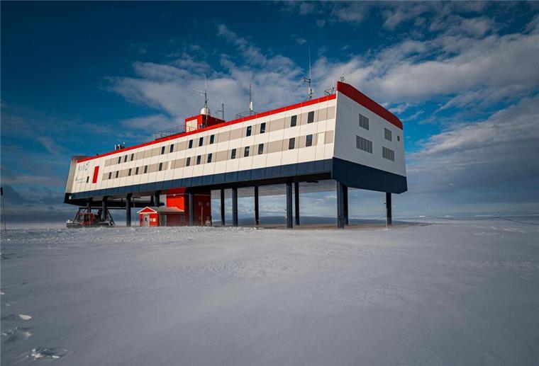 Bremerhavener Forscher feiern in der Antarktis Neumayer III