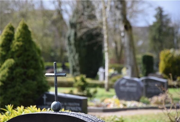 Die Bestattungsform will gut besprochen sein Allein in der Kirchengemeinde Selsingen liegen 20 Friedhöfe, alle nachempfunden einem bäuerlichen Ziergarten. Doch die Bestattungskultur ist im Wandel.