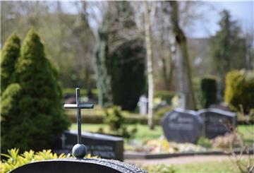 Allein in der Kirchengemeinde Selsingen liegen 20 Friedhöfe, alle nachempfunden einem bäuerlichen Ziergarten. Doch die Bestattungskultur ist im Wandel.