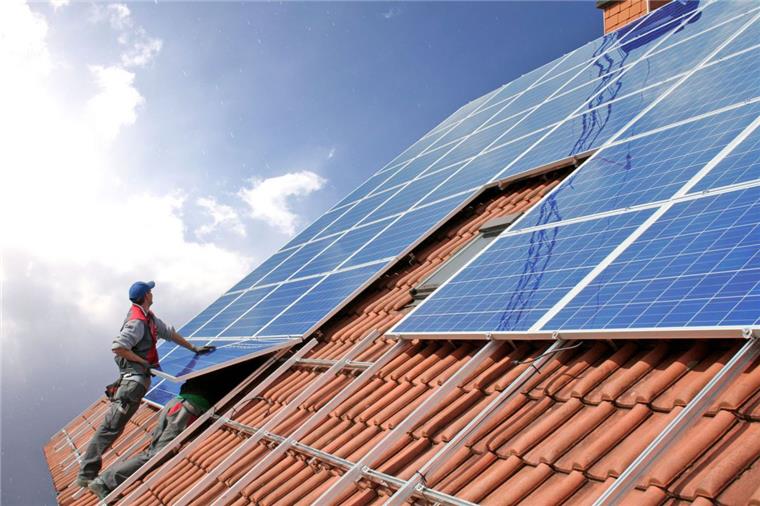 Allein mit dezentral erzeugtem und verbrauchtem Strom lasse sich die Versorgungssicherheit in Deutschland nicht garantieren. Das meint der Geschäftsführer der Stadtwerke Zeven, Marcel Meggeneder. Die Energiewende werde nur mit einem Energiemix und dem Bau von Stromtrassen wie dem Suedlink gelingen.