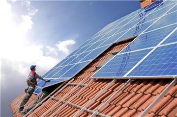 Allein mit dezentral erzeugtem und verbrauchtem Strom lasse sich die Versorgungssicherheit in Deutschland nicht garantieren. Das meint der Geschäftsführer der Stadtwerke Zeven, Marcel Meggeneder. Die Energiewende werde nur mit einem Energiemix und dem Bau von Stromtrassen wie dem Suedlink gelingen.