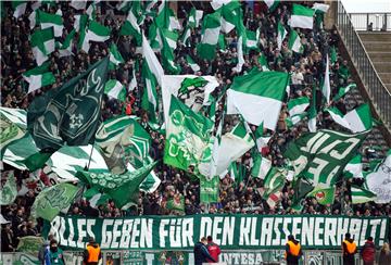 „Alles geben für den Klassenerhalt“, fordern die Werder-Fans in Berlin. Doch am Ende schaffen die Grün-Weißen nur ein enttäuschendes Unentschieden.