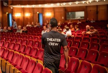 Das Stadttheater beginnt mit der Begrüßung der neuen Mitarbeiter die Spielzeit 2022/23.