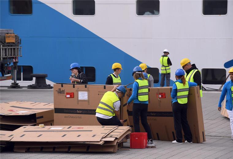Alles mit „Aida“-Bezug muss raus. Hier werden „Aida“-Fahrräder verpackt.