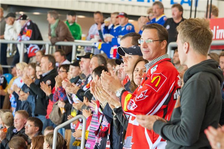 Spiel um Alles oder Nichts elektrisiert die Fans Alles oder Nichts: Die Fans der Fischtown Pinguins freuen sich auf das entscheidende siebte Viertelfinalspiel gegen die Dresdner Eislöwen am Donnerstag. Foto Adebahr