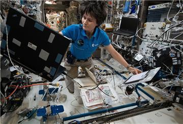 ESA-Astronautin Samantha Cristoforetti bei der Durchführung der Akustik-Diagnose-Studie.