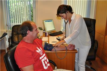 Allgemeinmedizinerin Dr. Sabrina Bohn misst Blutdruck bei Ingo Döpke aus Offenwarden. Sie zieht die Arbeit als Landarzt der Tätigkeit in der Klinik vor.