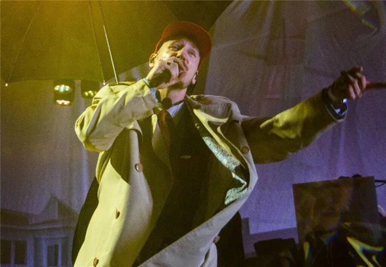 Alligatoah ist krank - Wird sein Konzert in Bremerhaven abgesagt? Alligatoah singt auf der Bühne