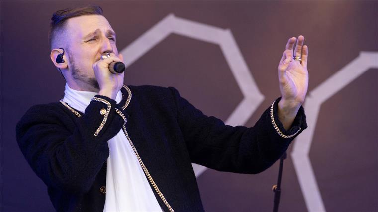 Große Stars und heiße Newcomer auf Bremerhavens Bühnen Alligatoah ist ein gefeierter Star der deutschen Musikszene. Geboren wurde er in Langen, aufgewachsen ist er in Neuenwalde. Am 17. März tritt der Lokalmatador in der Stadthalle Bremerhaven auf.
