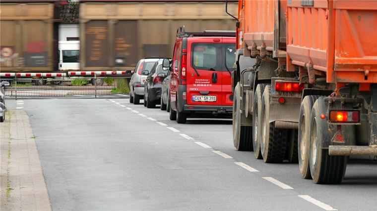 Alltag in Lunestedt: Immer öfter sind die Schranken am Lunestedter Bahnübergang geschlossen, und die Autos stauen sich.