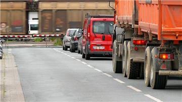 Alltag in Lunestedt: Immer öfter sind die Schranken am Lunestedter Bahnübergang geschlossen, und die Autos stauen sich.