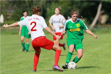 Allzu viele Torchancen dürfte der Frauenfußball-Landesligist aus Abbehausen (grüne Trikots) gegen die Mannschaft aus der dritten Liga nicht bekommen.