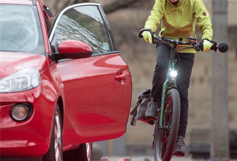 Radfahrer: So gibt es vollen Schadensersatz bei „Dooring“-Unfall Dooring-Unfall