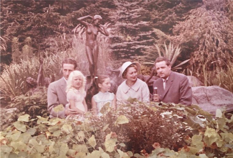 Der Mann, der Hollywood-Star Olivia de Havilland „abschoss“ Als am 7. September 1958 der Hollywoodstar Olivia de Havilland auf Bremerhaven-Besuch auch in Thieles Garten war, sprang der junge Musiker Hans Herr im Kiefernweg nebenan flugs übern Zaun und fotografierte sie.