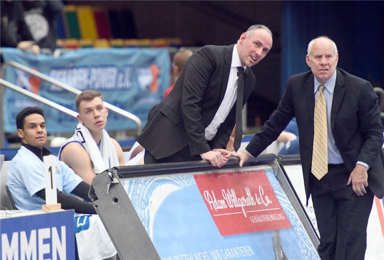Als Assistenztrainer hat Michael Mai (links) bisher Dan Panaggio zugearbeitet. Nach Panaggios Rücktritt übernimmt der 44-Jährige bei den Eisbären den Posten des Cheftrainers.  