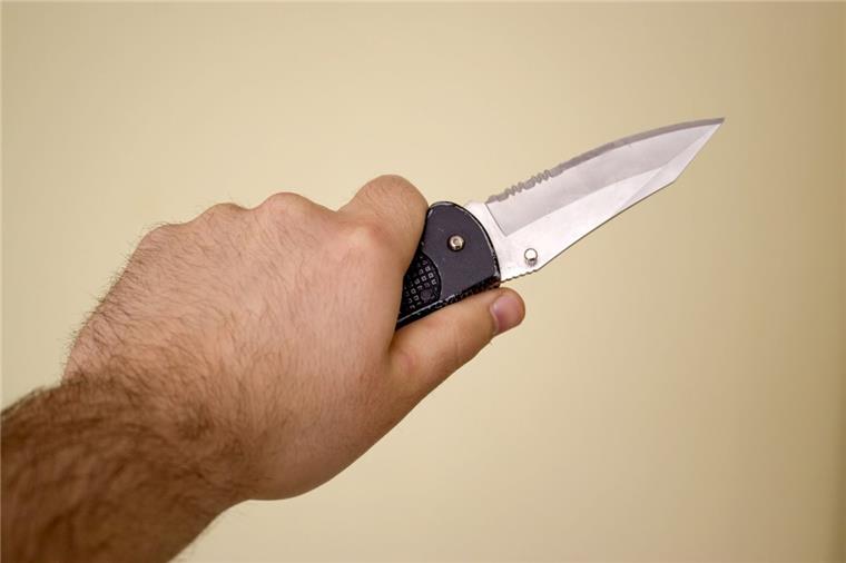 Wurster Nordseeküste: Senior (88) in Wohnhaus überfallen und verletzt Als der 88-Jährige in der Gemeinde Wurster Nordseeküste kein Taxi-Geld für den Räuber hatte, zog der Kriminelle ein Messer.