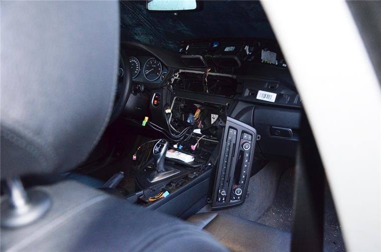 Bremerhaven: Armaturenbrett ausgebaut, Navi gestohlen Als der Besitzer am Montagmorgen zu seinem Auto kam, hingen nur noch die Kabel lose herum.