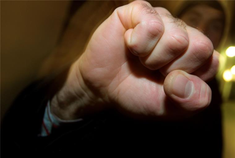 Bremerhaven: 15-Jähriger wird beraubt - Täter schlägt und tritt Als der Täter festgehalten wurde, schlug er um sich. Dann flüchtete er Richtung Eisenbahnunterführung. Das Foto ist ein Symbolbild.