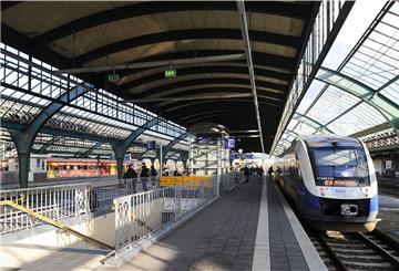 Als die Bahnmitarbeiter den Maskenverweigerer zum Ausgang begleiten wollten, ließ sich der 50-Jährige zu Boden fallen und biss einen der Mitarbeiter.