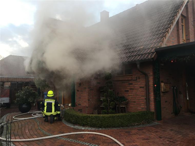 Als die Einsatzkräfte das Haus erreichten, drang schon eine Menge dunkler Rauch aus dem Gebäude.
