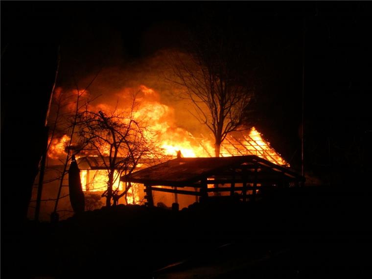 Bremerhaven: Gartenlaube brennt in Buschkämpen aus Als die Einsatzkräfte vor Ort eintrafen, brannte die Gartenlaube lichterloh.