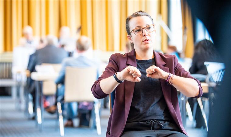 Warum Bremerhaven eine "Stadt für alle" werden will Als die Erfolge der Barrierefreiheit vorgestellt worden sind, hat eine Dolmetscherin für Gebärdensprache während der Stadtverordnetenversammlung übersetzt.