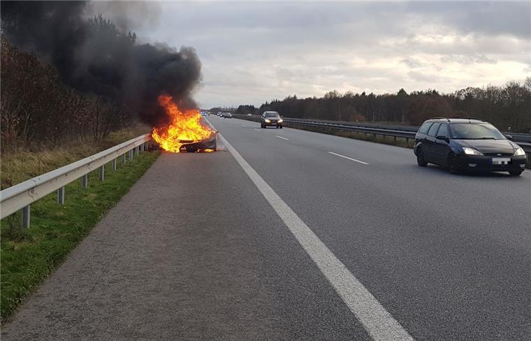 150.000 Euro Schaden: Ferrari brennt auf der A27 bei Hagen Als die Feuerwehr eintraf, brannte der Ferrari auf der A27 in voller Ausdehnung.