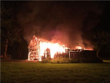Als die Feuerwehr in Kirchwistedt eintrifft, lodern die Flammen aus dem Schuppen.