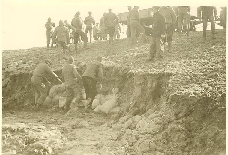 Als die große Sturmflut im Februar 1962 die Deich zu besten drohte,war in Tettens auch die Freiwillige Feuerwehr Schweewarden im Einsatz. 