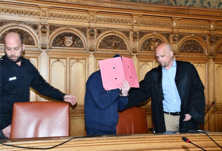 Telefonterror des Angeklagten im Totschlagsprozess um Tamara T. Angeklagter wird mit Mappe vorm Gesicht zum Platz geführt
