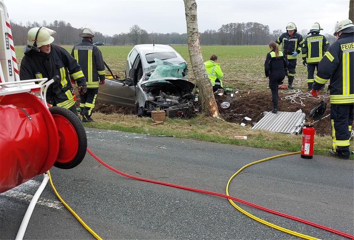 19-Jährige prallt gegen Baum und wird unter ihrem Auto eingeklemmt Als die Rettungskräfte eingetroffen sind, war eine schnelle Rettung erforderlich.