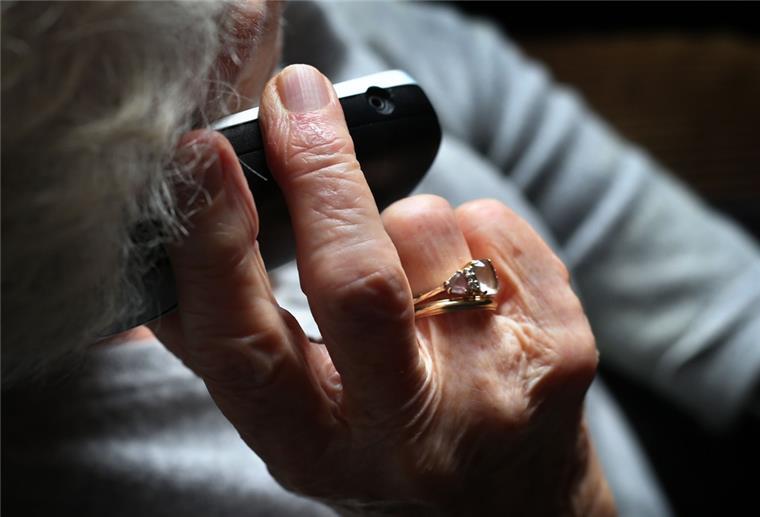 Bremen: Betrüger gaukeln 80-Jähriger vor, ihr Sohn sei in Gefahr Eine ältere Frau telefoniert mit einem schnurlosen Festnetztelefon.