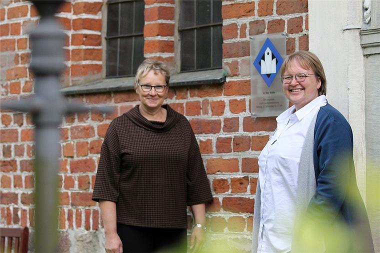 Vertrauen stärker als Bedenken: Kirche in Wilstedt steht fast immer offen Als ehemalige Kirchenvorsteherin hat sich Christiane Cordes (links) stark gemacht für die Idee, die Wilstedter Kirche nicht nur für Gottesdienste zu öffnen. Pastorin Antje Wachtmann (rechts) vom Haus kirchlicher Dienste in Hannover hat das Vorhaben unterstützt.