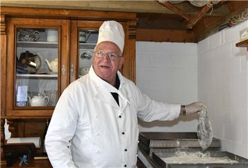 Als ehemaliger Krabbenfischer war es auch für Rolf Müller Ehrensache, beim Wreme...
