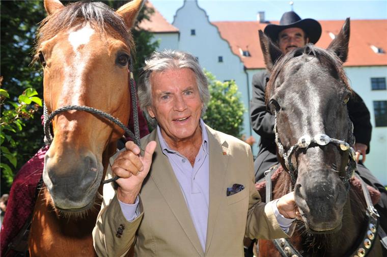 So hast Du Pierre Brice noch nie gesehen Als Ehrengast posiert der Schauspieler und ehemalige Winnetou-Darsteller Pierre Brice im Jahr 2011 mit Pferden bei der Vorstellung der Süddeutschen Karl-May-Festspiele in Kirchheim (Schwaben). Als Schauspieler abseits der Winnetou-Trilogie drehte er Dutzende weitere Filme. Foto: Felix Hörhager/dpa